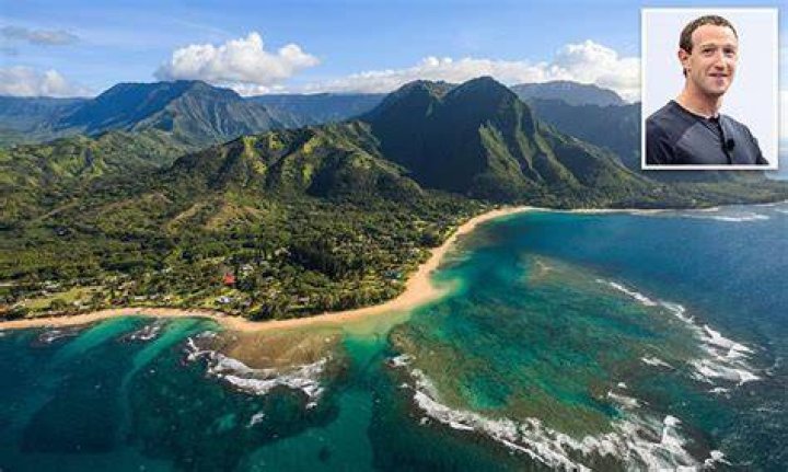 How much land in Hawaii does Zuckerberg own?