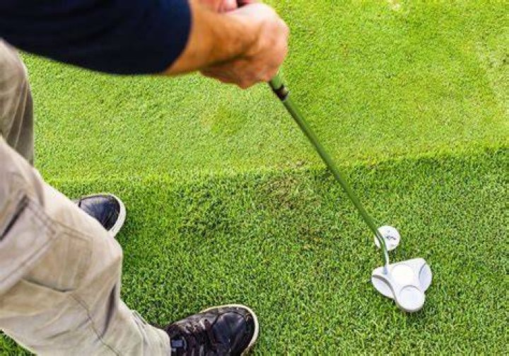 How wide is the fringe on a golf course?