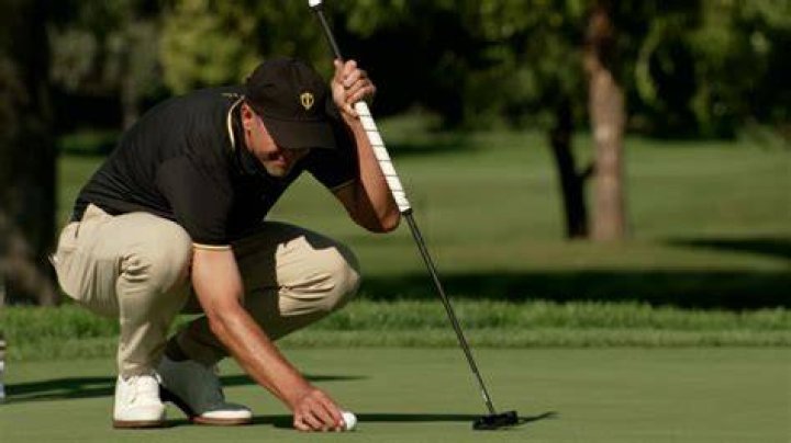 Is Adam Scott anchoring the putter?