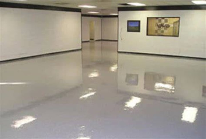 Is epoxy slippery when wet?