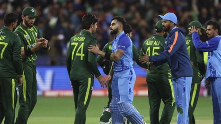 Is it better to field or bat first in cricket?