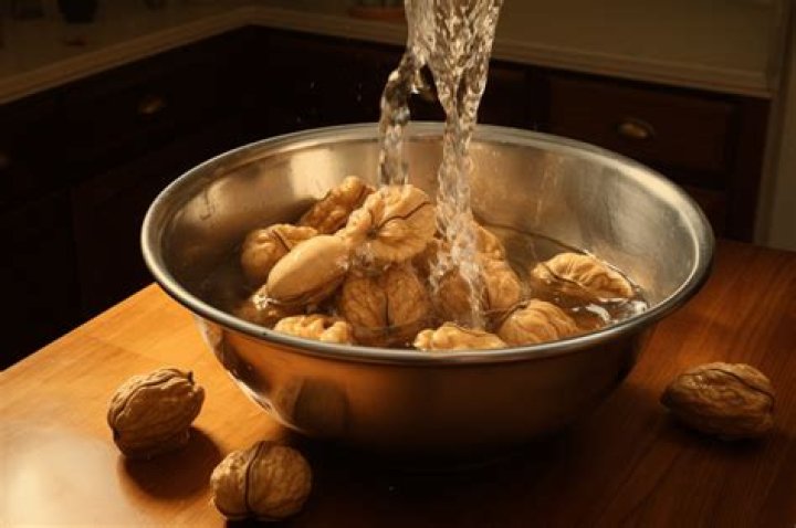 Is it good to soak walnuts in water?