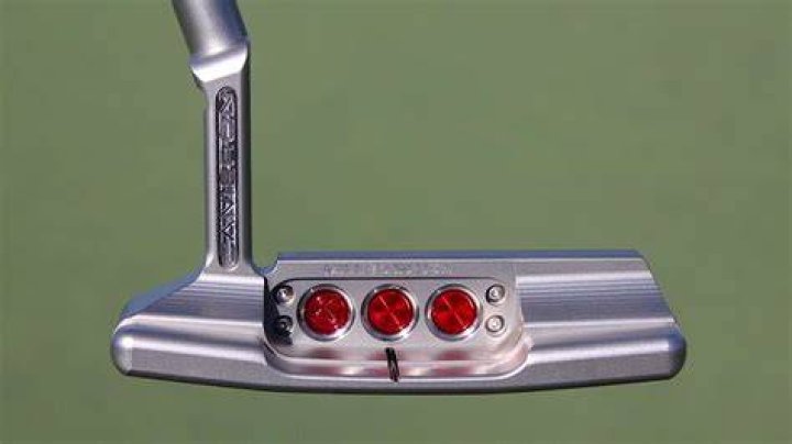 Is it legal to putt with the back of the putter?