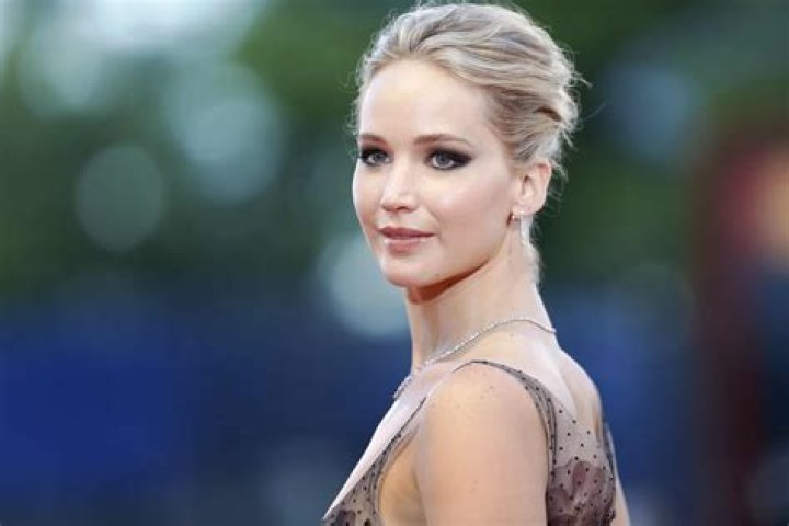 Is Jennifer Lawrence left handed?