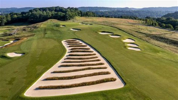 Is Oakmont a hard course?