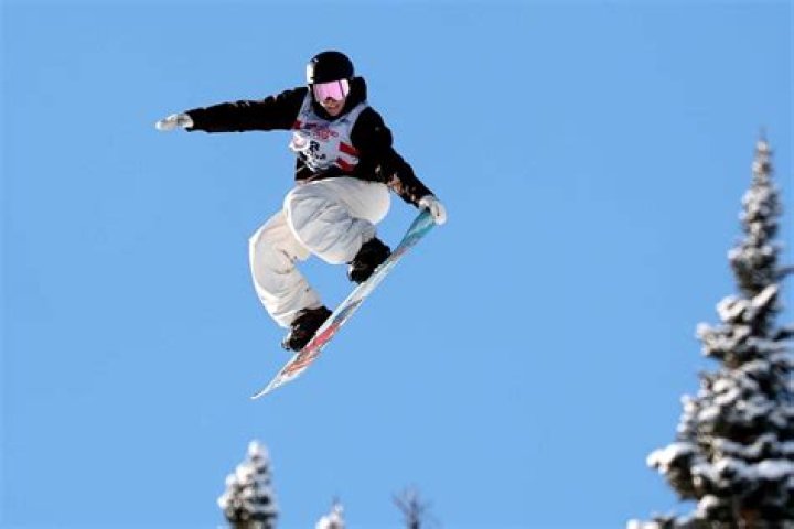 Is snowboarding hard on ACL?