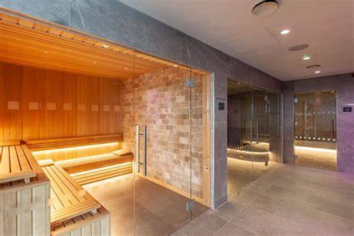 Is steam room good for your face?
