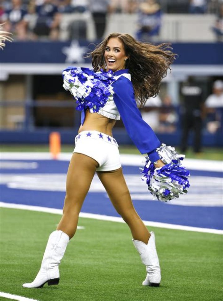 Is there a height requirement to be a Dallas Cowboy cheerleader?