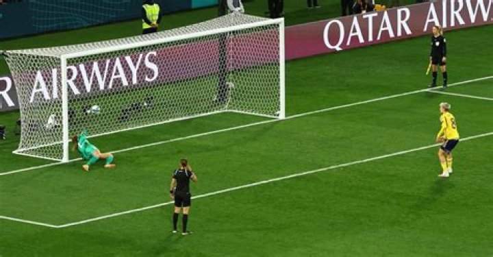 Is there a penalty for putting with the flag in?