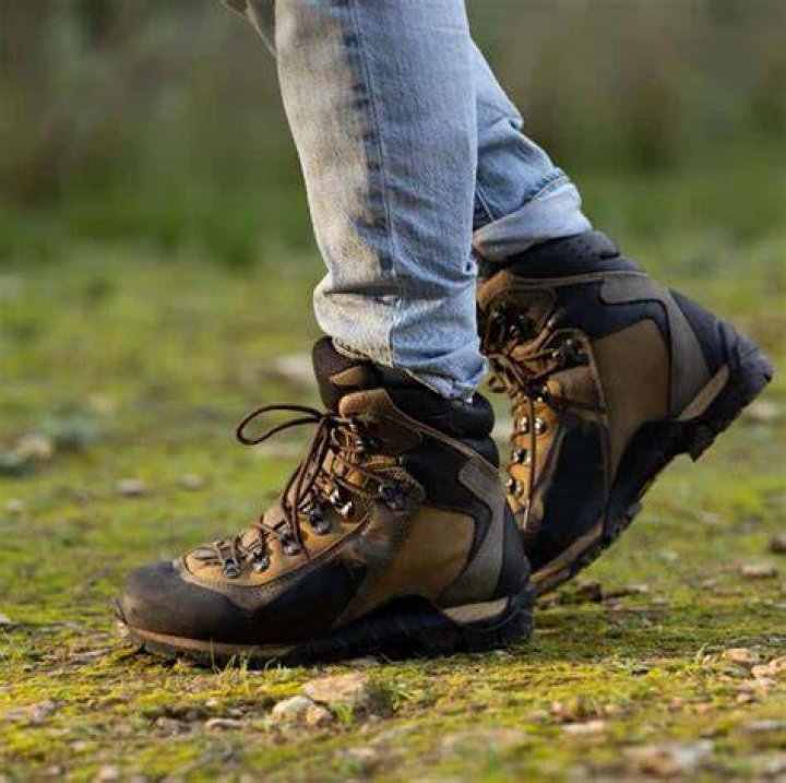 Should hiking boots be tight or loose?
