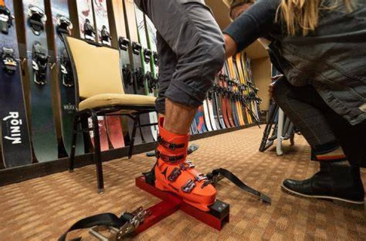 Should you wear thin socks with ski boots?
