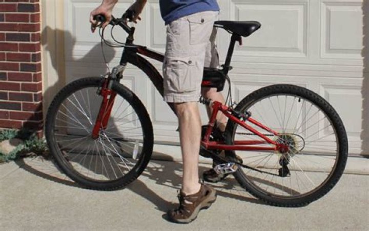Should your feet be flat on the ground on a bike?