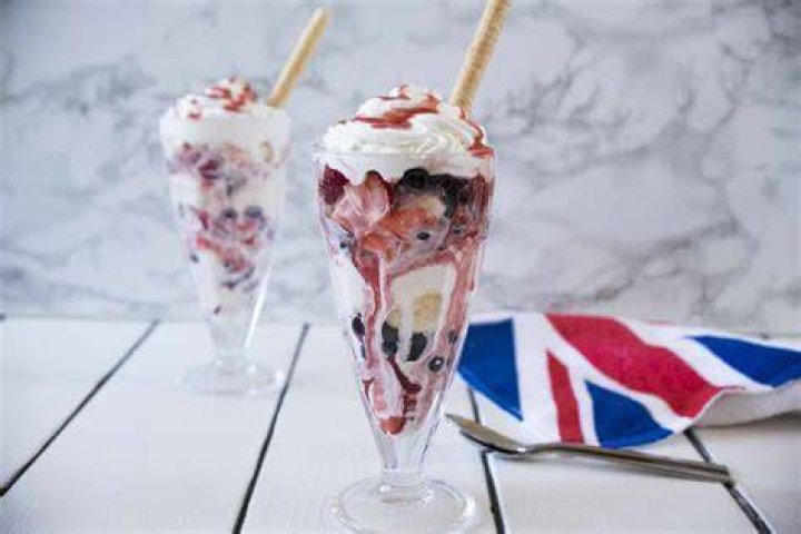 What's the difference between a knickerbocker glory and a sundae?