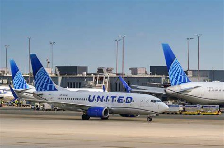 What airline do Manchester United fly with?
