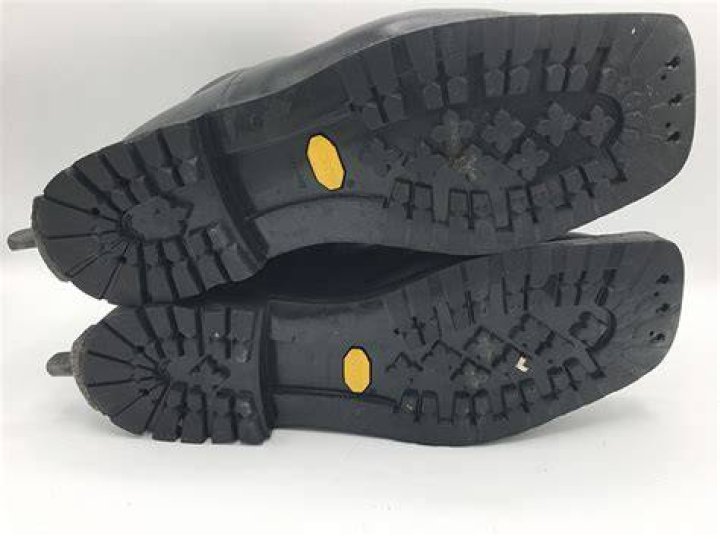 What are 3 pin cross country ski boots?