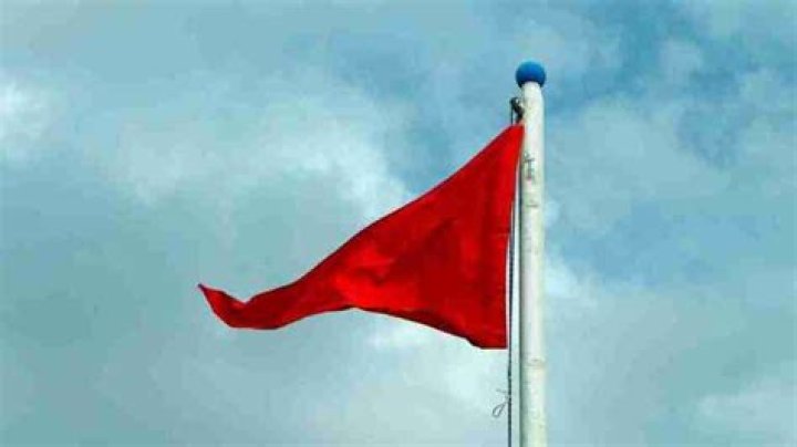 What are the red flags of a narcissist?