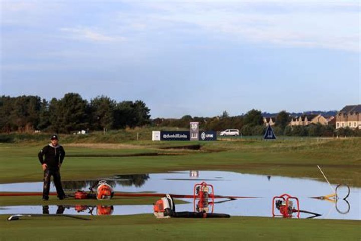 What are the white markers on a golf course?