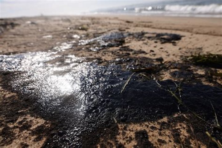What caused the oil spill in Huntington Beach 2021?