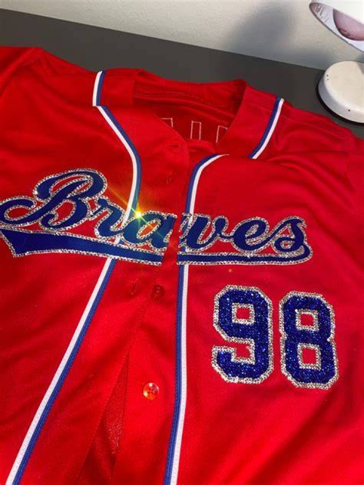 What color jerseys do the Braves wear?
