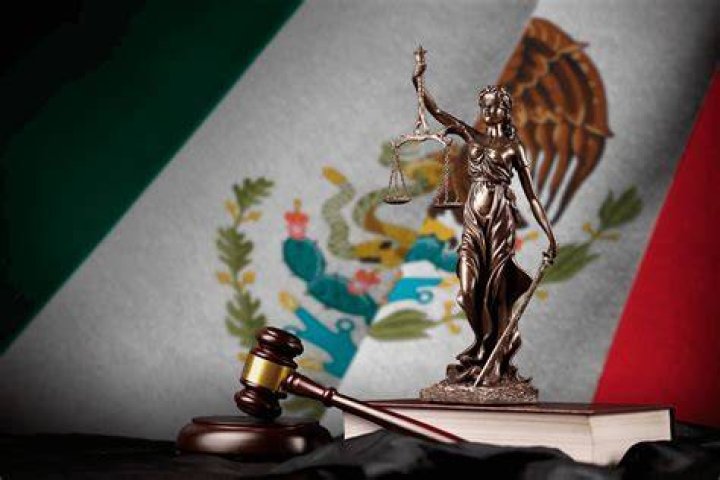 What did Santa Anna do to the Mexican Constitution?