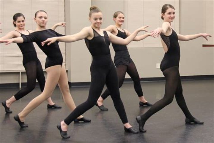 What do jazz dancers wear?