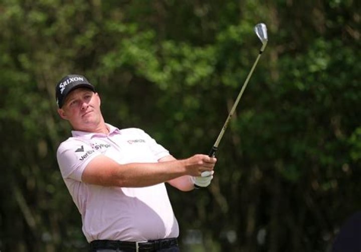 What do pro golfers have in their bags?