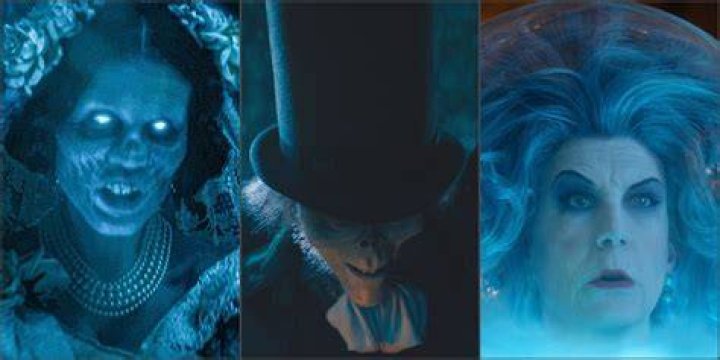 What do the ghosts mean in Crimson Peak?