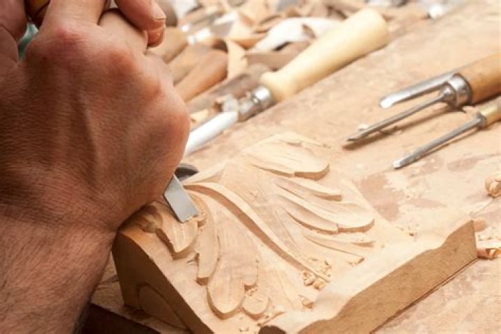 What does carving mean in skiing?