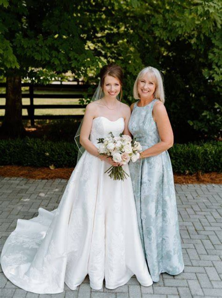 What does the mother of the bride do at the bridal shower?