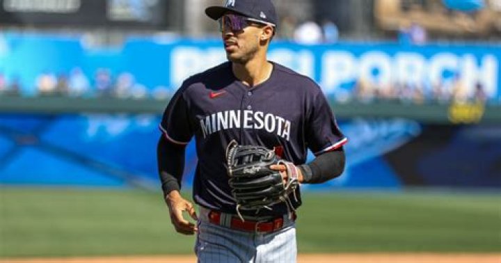 What gloves do MLB pitchers use?