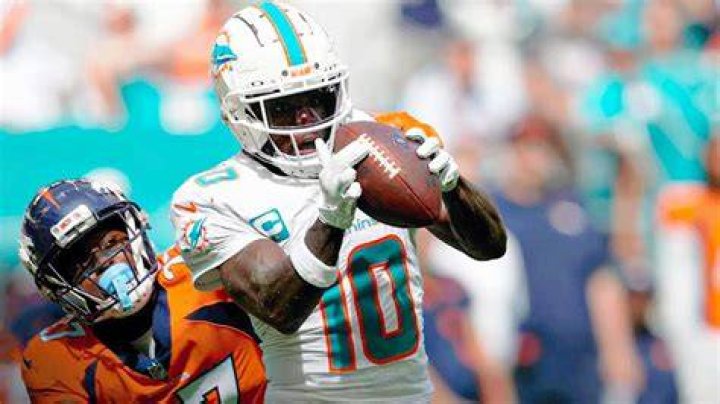 What gloves does tyreek Hill wear?