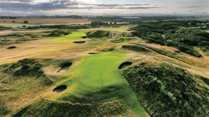 What golf course has the Postage Stamp green?