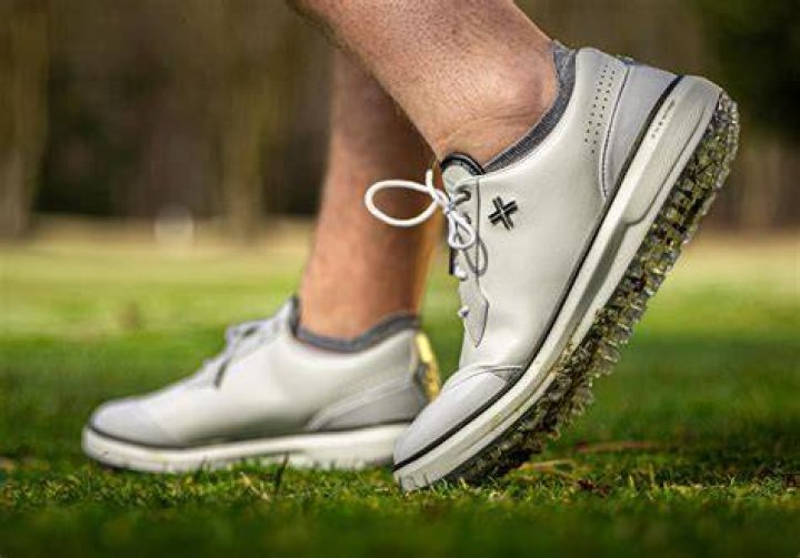 What golf shoes does Bubba Watson wear?