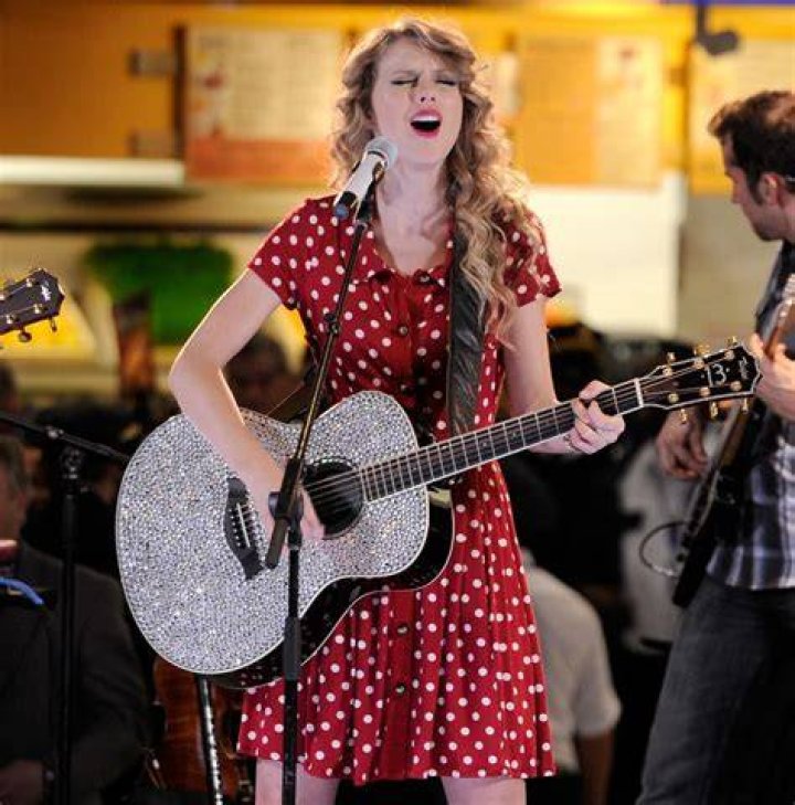 What guitar does taylor swift use?
