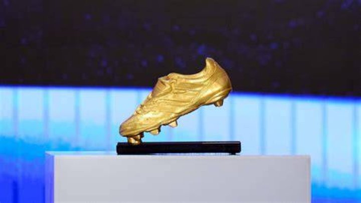What happens if two people tie for Golden Boot?