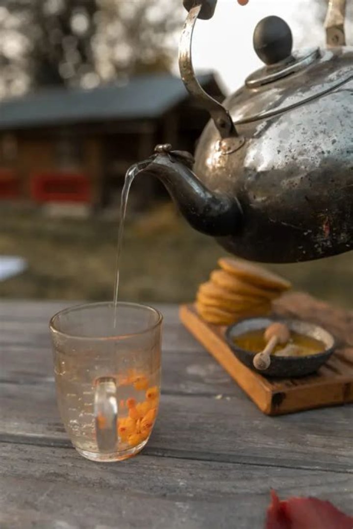 What happens if we drink honey with cold water?