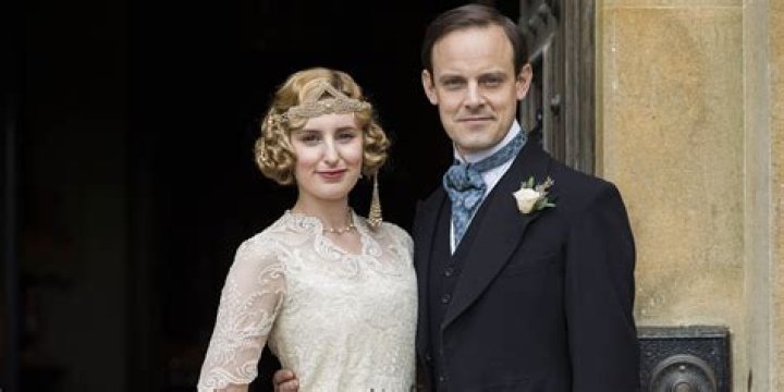 What happens to Edith in Downton Abbey?