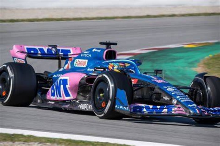 What is a blue flag in F1?