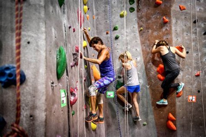 What is Campusing in rock climbing?