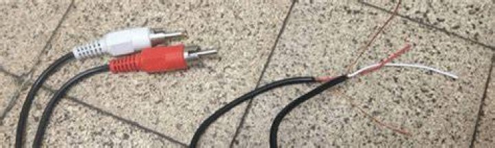 What is inside RCA cable?