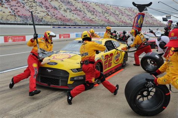 What is the average salary of a NASCAR driver?