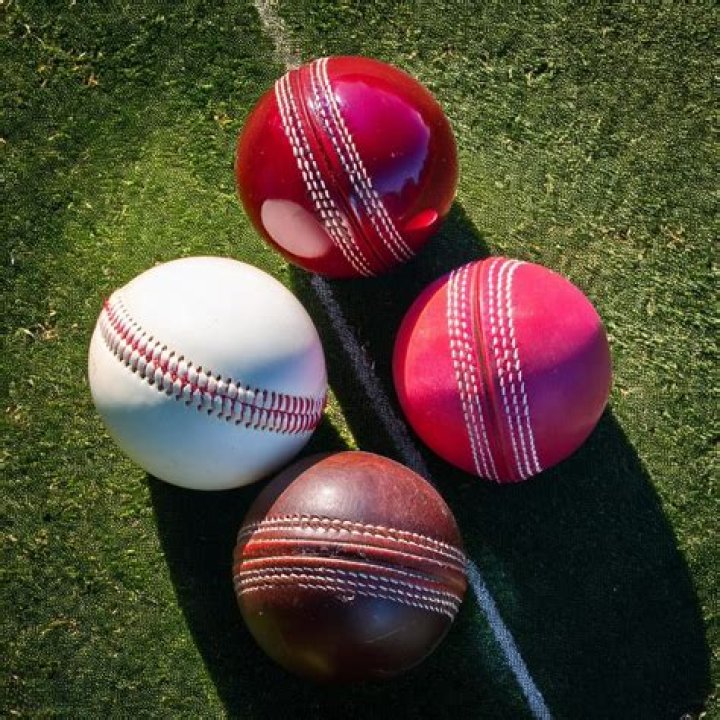 What is the difference between ODI ball and test ball?