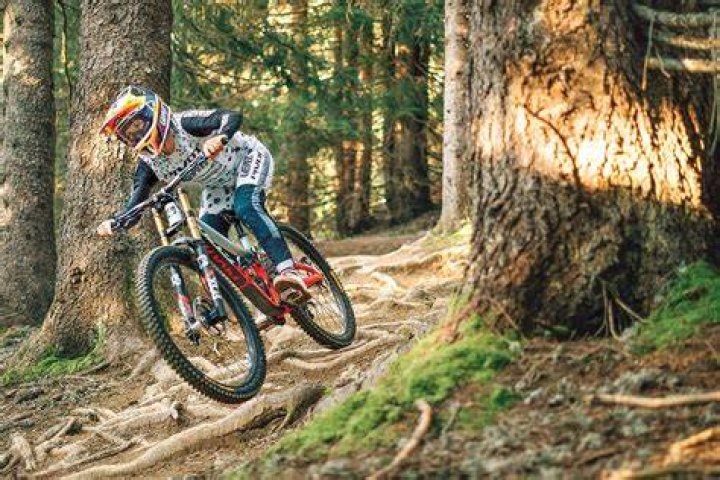 What is the fastest downhill ski speed?