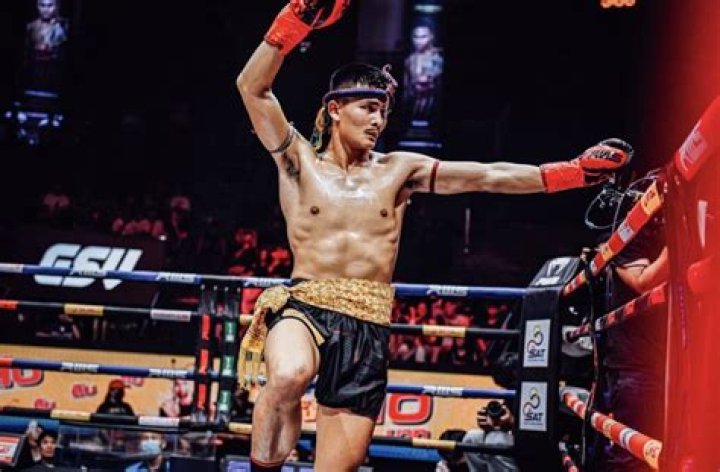 What is the headband in Muay Thai called?