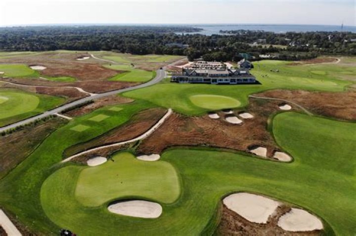 What is the oldest golf course west of the Mississippi River?