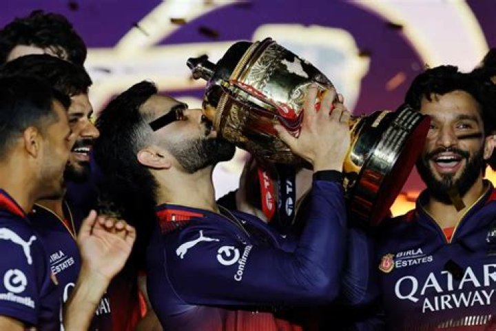What is the weight of IPL trophy?