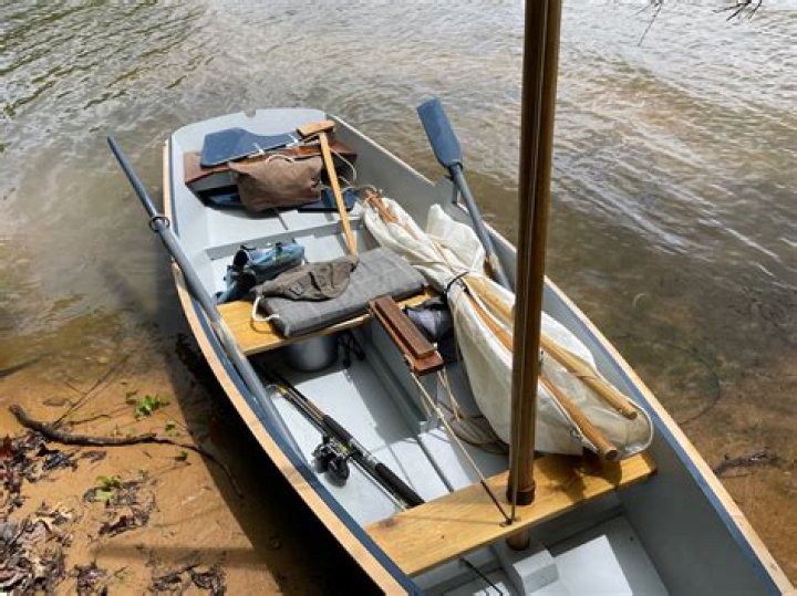 What makes a boat a skiff?
