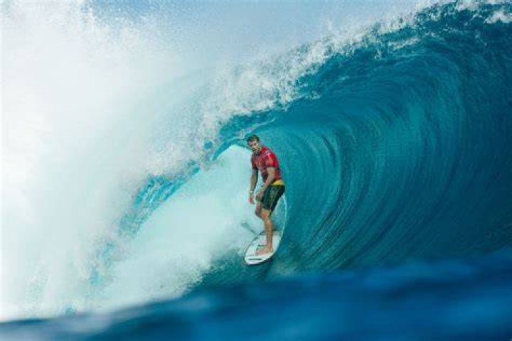 What makes a surfboard easy to catch waves?