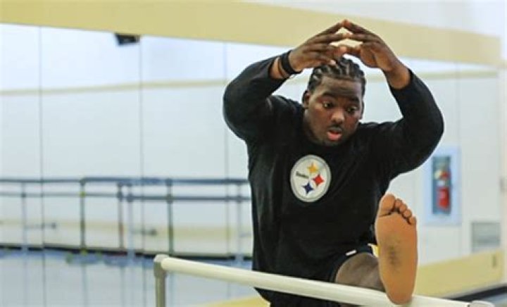 What NFL players took ballet?