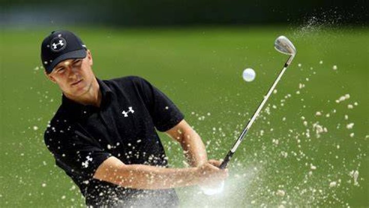 What percentage do caddies make on the PGA Tour?